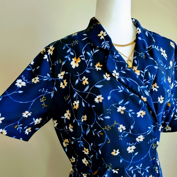 Women's Floral Print Wrap Dress - Picture 3 of 10